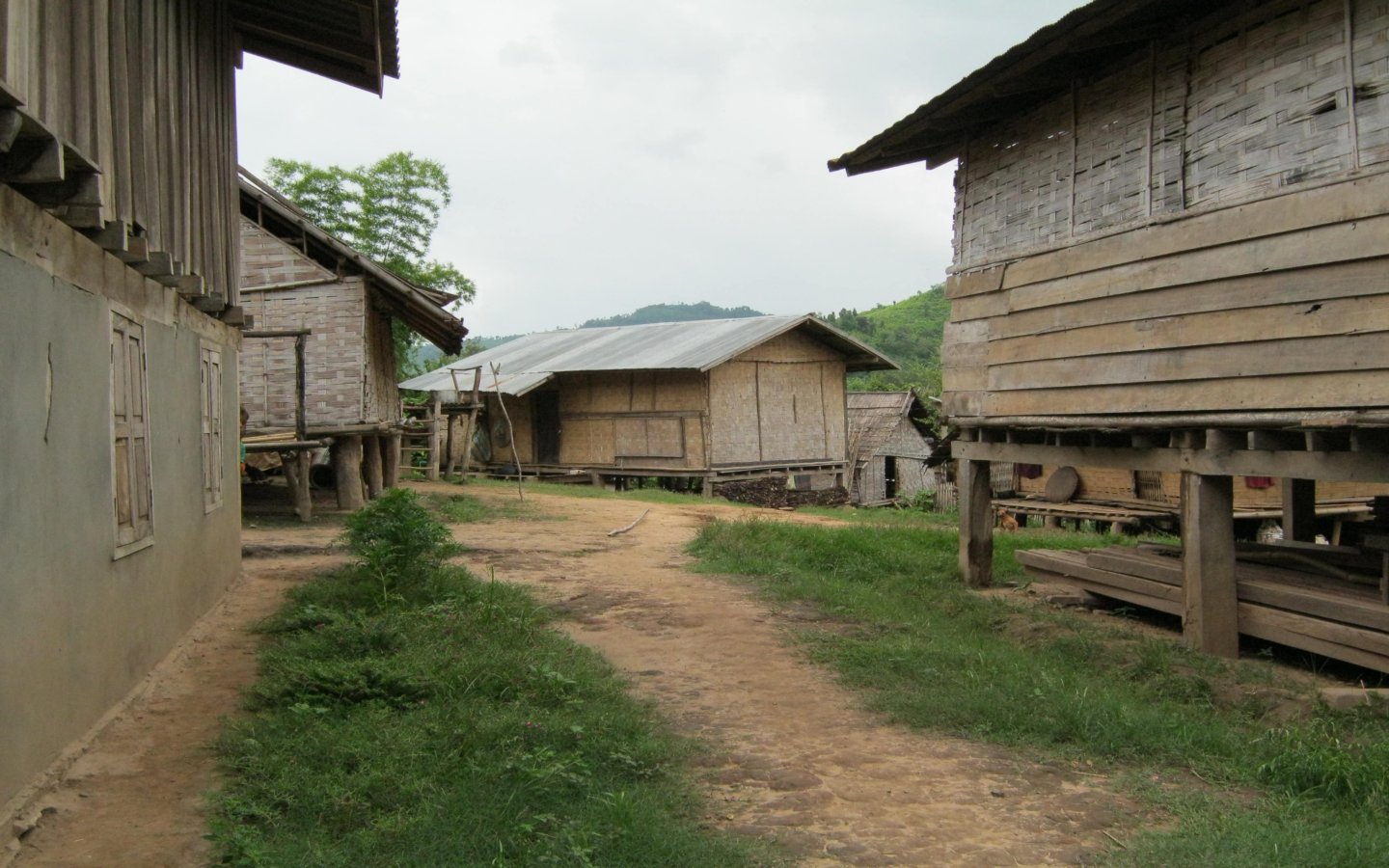 Laos Minoriety Village Mekong2