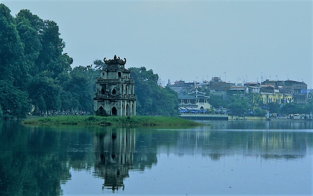 Озеро Хоанкьем Ханой. Легенда озера Хоанкьем. Озеро Хоан кием Вьетнам. Вьетнам Ханой озеро возвращённого меча. Озеро хана